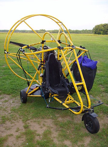  Paraquedas motorizado com as asas acondicionadas. 